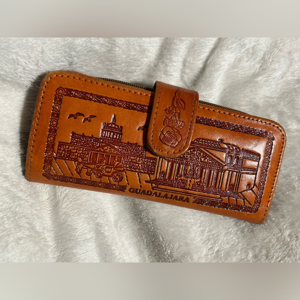 Vintage Mexican Tooled Leather “ Guadalajara” Wallet 
#MadeInMexico #Guadalajara